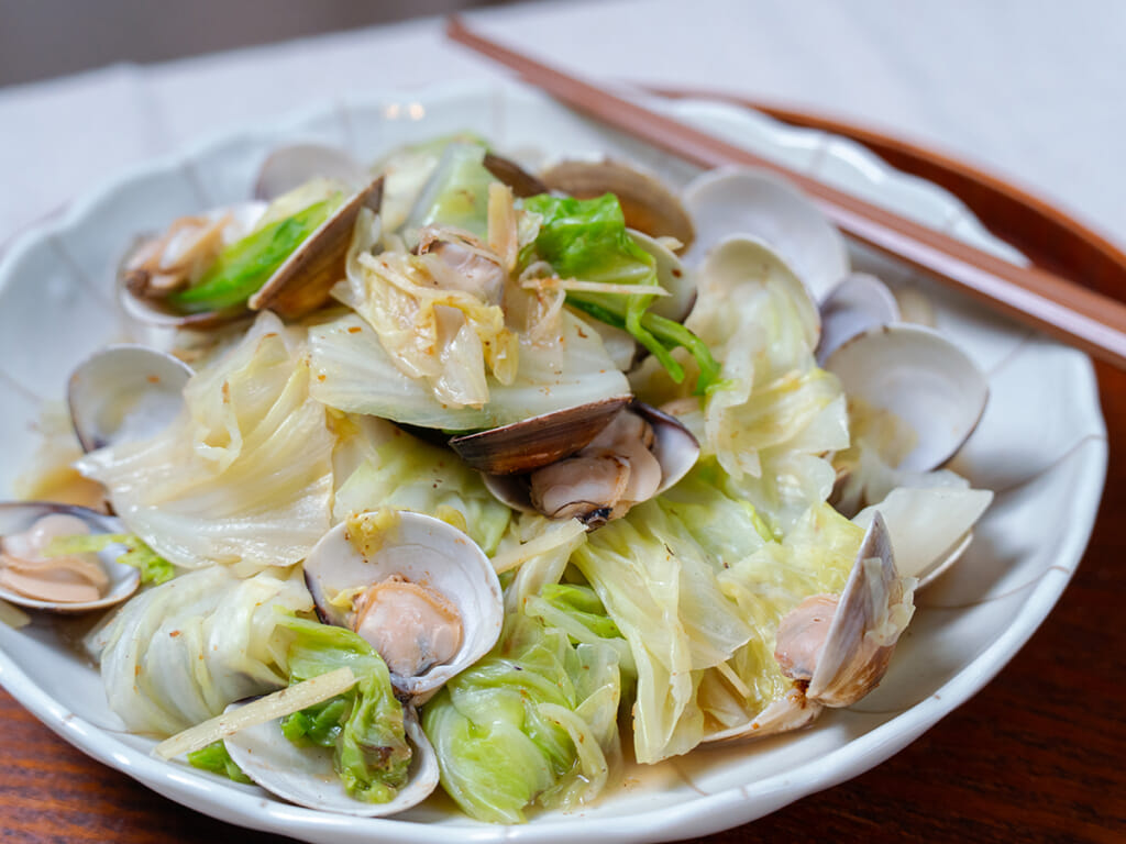 酒蒸蛤蜊高麗菜，鐵鍋炒貝類也沒問題！