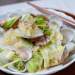 酒蒸蛤蜊高麗菜，鐵鍋炒貝類也沒問題！