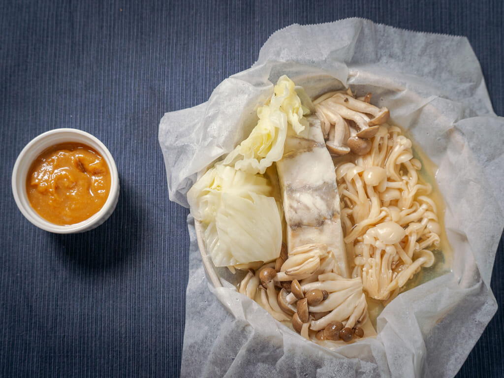 清蒸鱸魚，佐生薑味噌沾醬