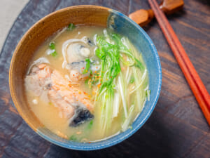 魚頭水菜味噌湯