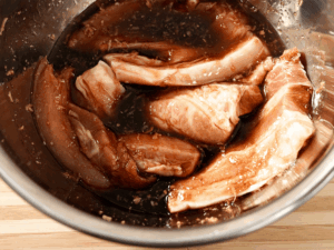 擁有超常技能的異世界流浪美食家，薑汁燒紅山豬肉