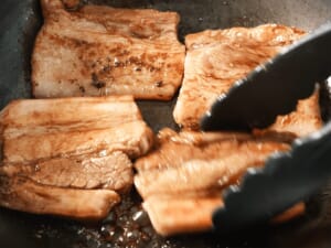 擁有超常技能的異世界流浪美食家，薑汁燒紅山豬肉