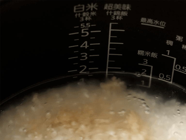 玉米鹽麴炊飯，煮好前不能拌 步驟2
