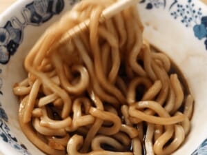 免開火，香菜高湯油拌麵