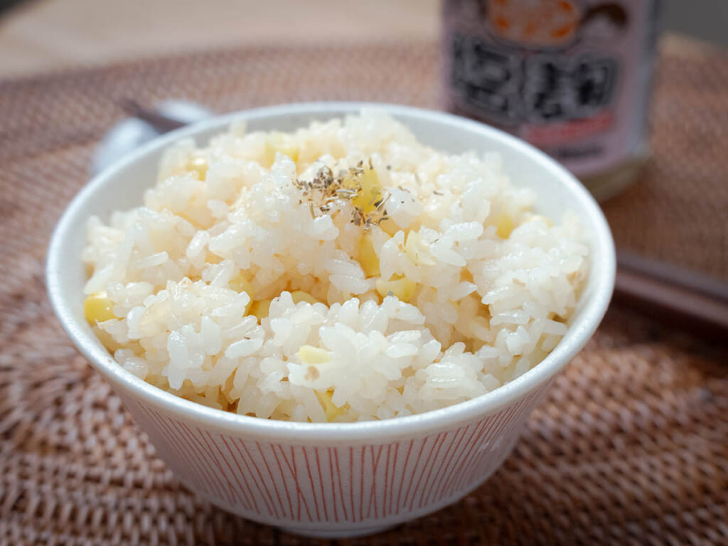玉米鹽麴炊飯，煮好前不能拌