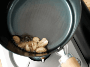 炸蒜頭剝皮濃雞湯