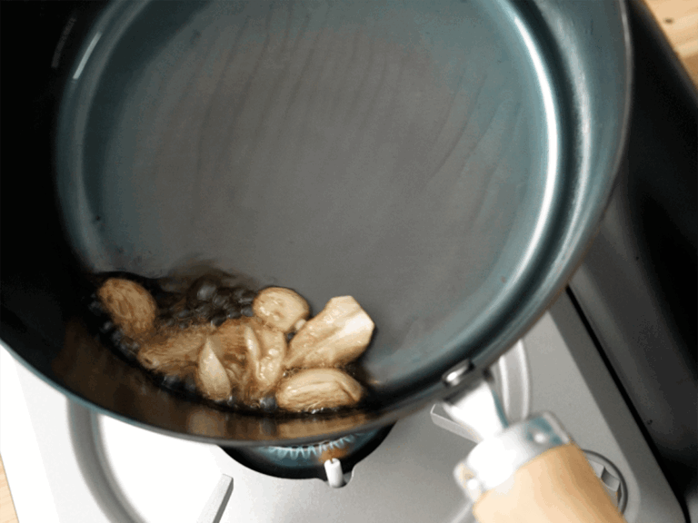 炸蒜頭剝皮濃雞湯 步驟3