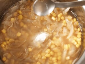 只用鹽巴也能做好喝玉米濃湯，不需高湯，充滿食材鮮甜！