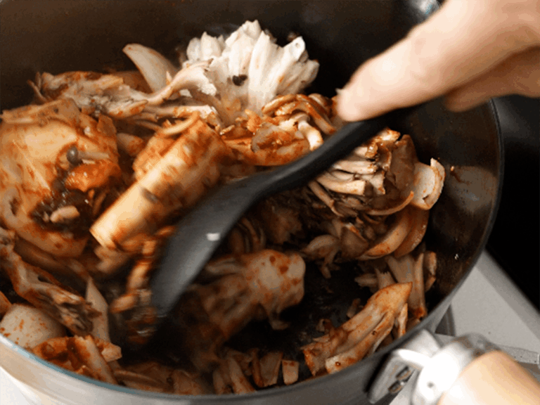 茄汁鯖魚馬鈴薯豆腐鍋，簡直太下飯！ 步驟1