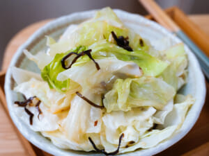 3分鐘完成，免平底鍋也可以做出熱炒高麗菜