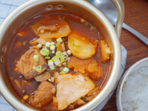 茄汁鯖魚馬鈴薯豆腐鍋，簡直太下飯！