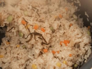 沒有冷凍冰箱味、沒有豆臭味，三色豆鹽昆布炊飯