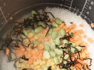 沒有冷凍冰箱味、沒有豆臭味，三色豆鹽昆布炊飯