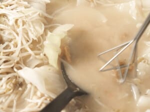 鐵鍋煮湯必殺技！濃厚爆量蔬菜雞肉味噌湯