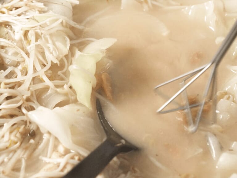 鐵鍋煮湯必殺技！濃厚爆量蔬菜雞肉味噌湯 步驟7