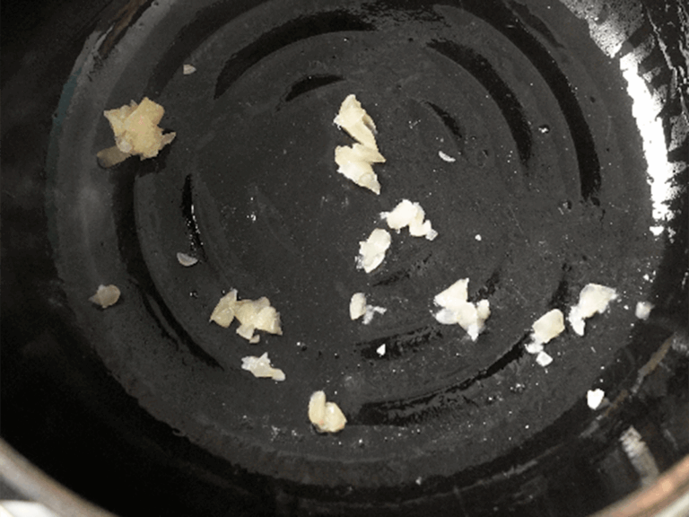 番茄奶油燉雞，不用鮮奶油也能做超濃湯！ 步驟1