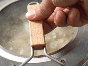 鐵鍋煮湯必殺技！濃厚爆量蔬菜雞肉味噌湯