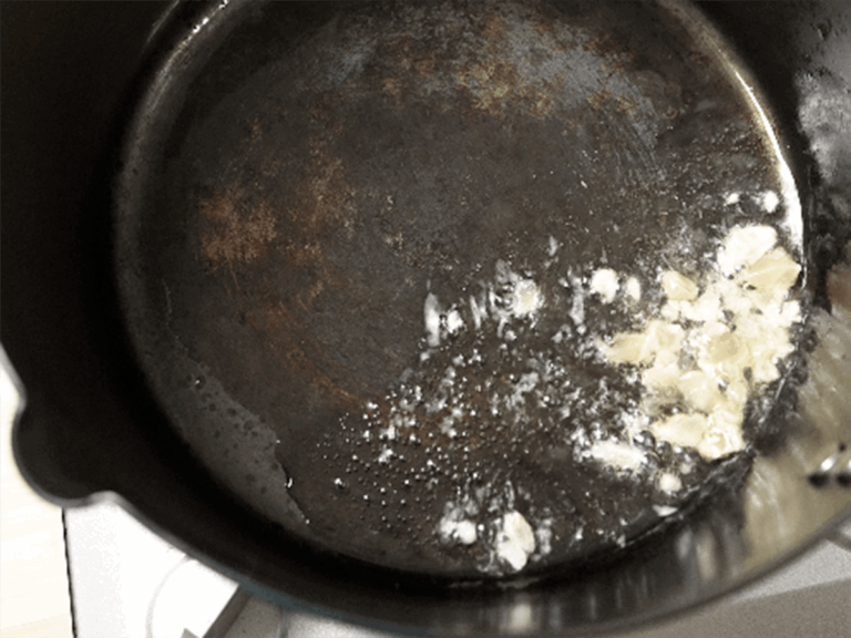 焦香洋蔥蕃茄湯，先煎後煮變身成神級調味！ 步驟1