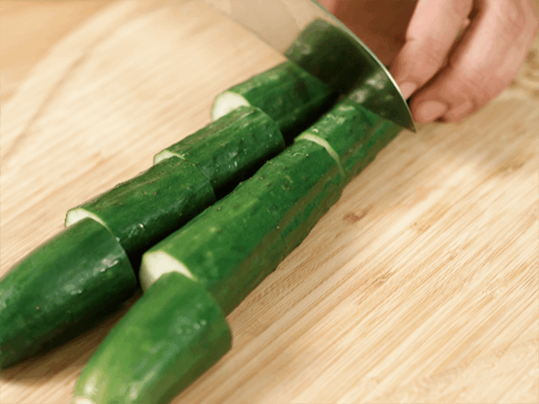 減脂夏日料理，涼拌鹽昆布鮪魚小黃瓜 步驟1
